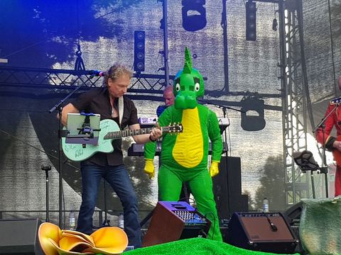 Andreas mit Tabaluga – Bild 1